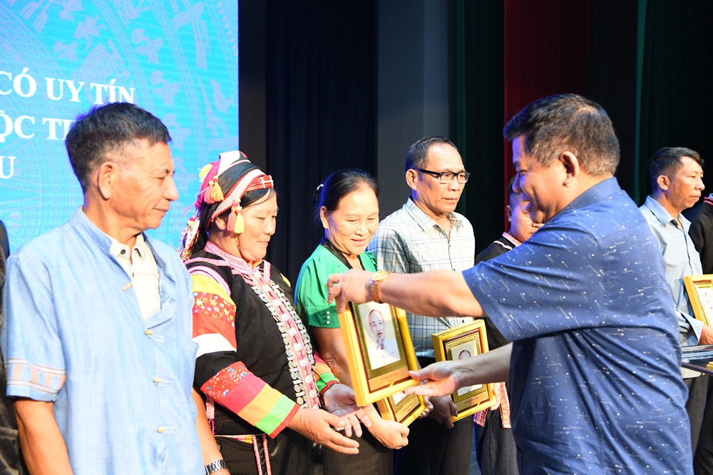 Cầu nối giúp các cấp ủy đảng, chính quyền địa phương nâng cao đời sống cho đồng bào