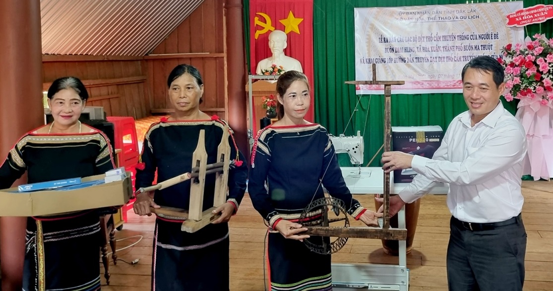 Góp phần khôi phục, lan tỏa nghề dệt thổ cẩm của người Êđê