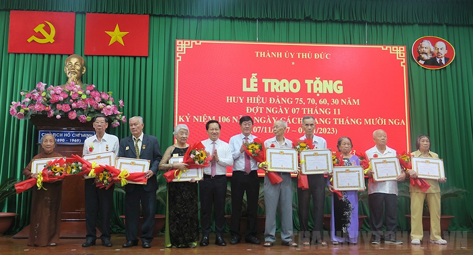 Thành ủy Thủ Đức trao Huy hiệu Đảng đợt 7 11 cho đảng viên lão thành