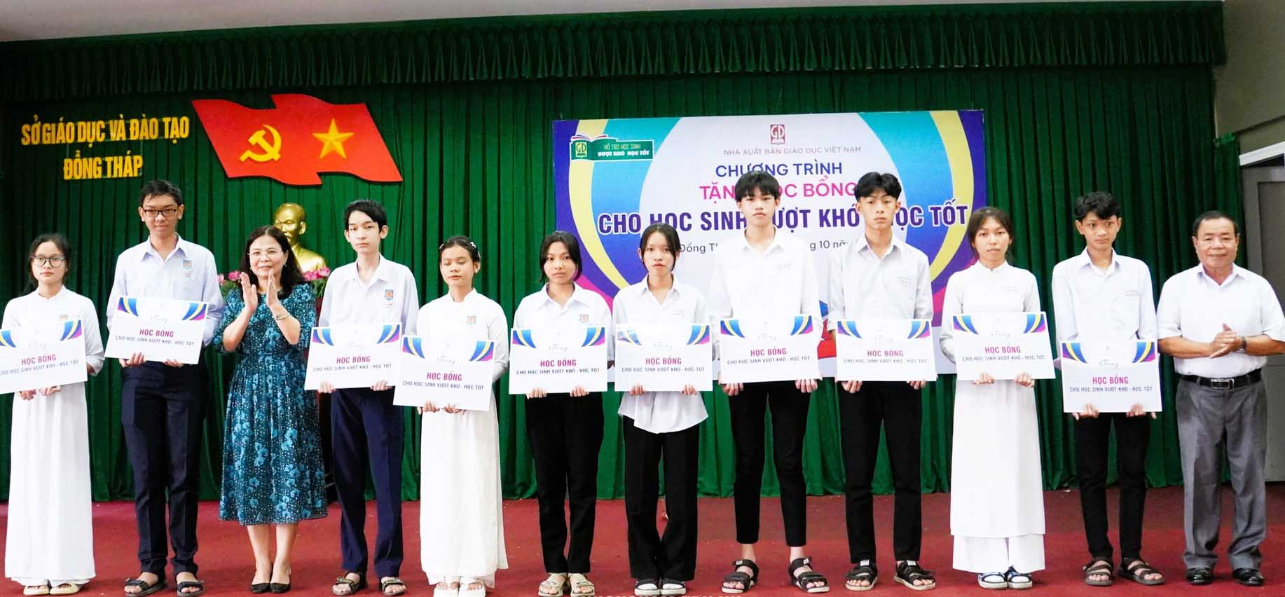 Trao tặng học bổng cho học sinh vượt khó học tốt năm học 2023-2024