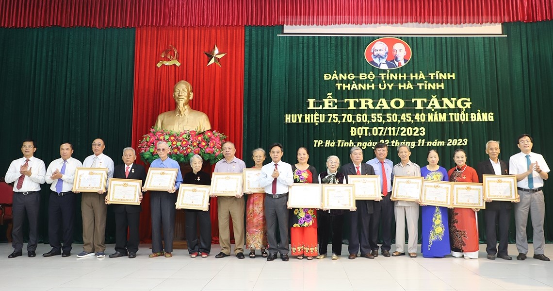 Hà Tĩnh 1 049 đảng viên nhận Huy hiệu Đảng dịp kỷ niệm 106 năm Cách mạng tháng Mười Nga