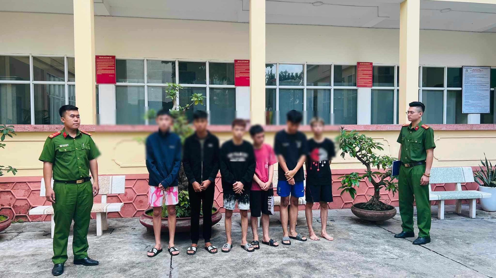 Hà Nội Tạm giữ hình sự nhóm trẻ trâu phóng xe máy chém nhau trên đường