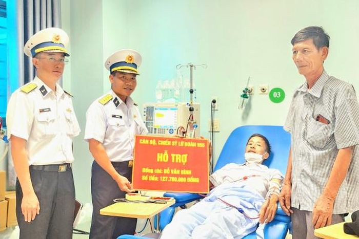 Lữ đoàn 955 hỗ trợ quân nhân mắc bệnh hiểm nghèo gần 130 triệu đồng
