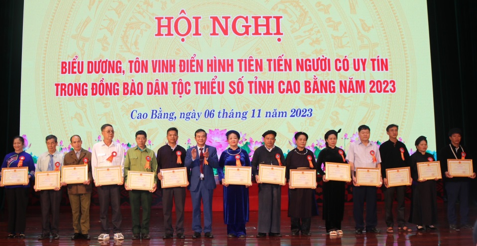 Phát huy hơn nữa vai trò của người có uy tín