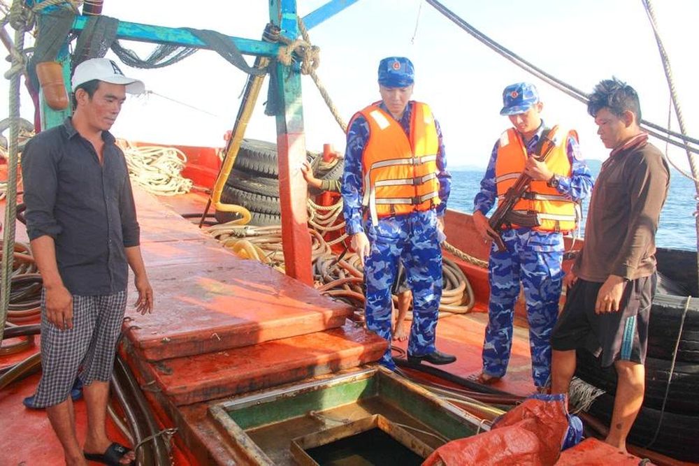 Bắt giữ tàu chở 50 000 lít dầu không nguồn gốc