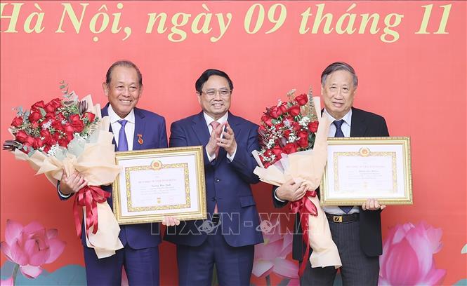 Thủ tướng trao Huy hiệu Đảng cho hai nguyên Phó Thủ tướng Chính phủ