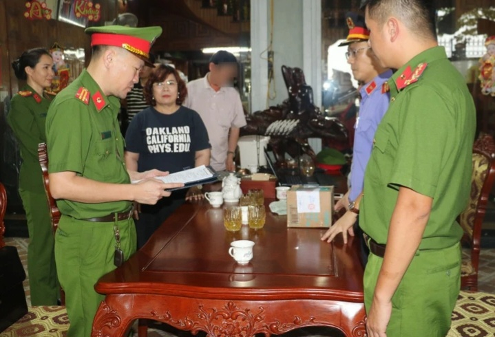 Bắt tạm giam nữ giám đốc vì buôn lậu gỗ