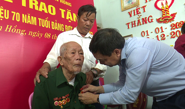 Đồng Tháp Trao huy hiệu 70 năm và 65 năm tuổi Đảng