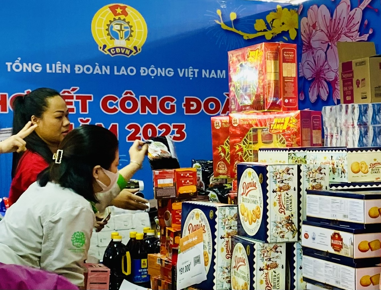 Tổ chức “Tết Sum vầy - Xuân chia sẻ” tập trung tại công đoàn cấp cơ sở và cấp trên trực tiếp cơ sở