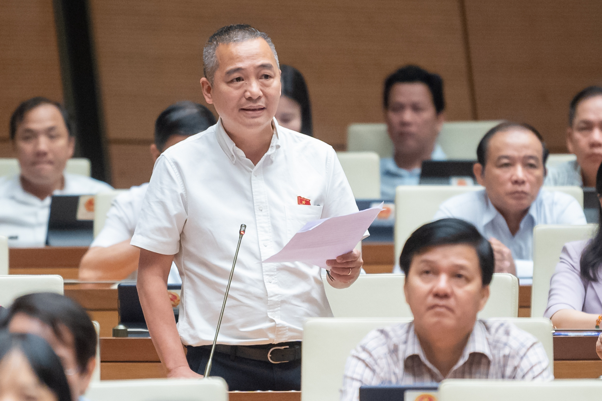 Việc mua bán vật tư y tế vẫn rối