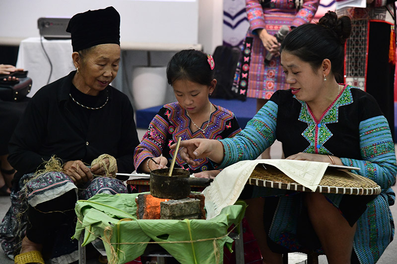 “Sáp ong - Sắc chàm”