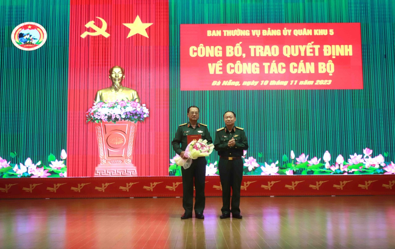 Quân khu 5 công bố, trao quyết định về công tác cán bộ