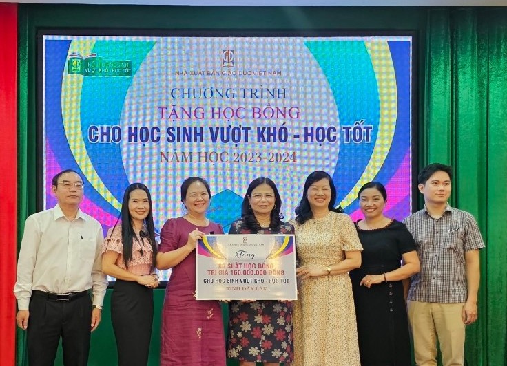 Tặng học bổng cho học sinh vượt khó – học tốt năm học 2023-2024
