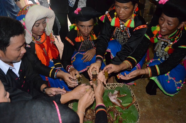 Phong tục cưới hỏi độc đáo của người Si La