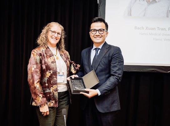 PGS TS Trần Xuân Bách nhân giải thưởng quốc tế cho Nghiên cứu xuất sắc ISPOR 2023