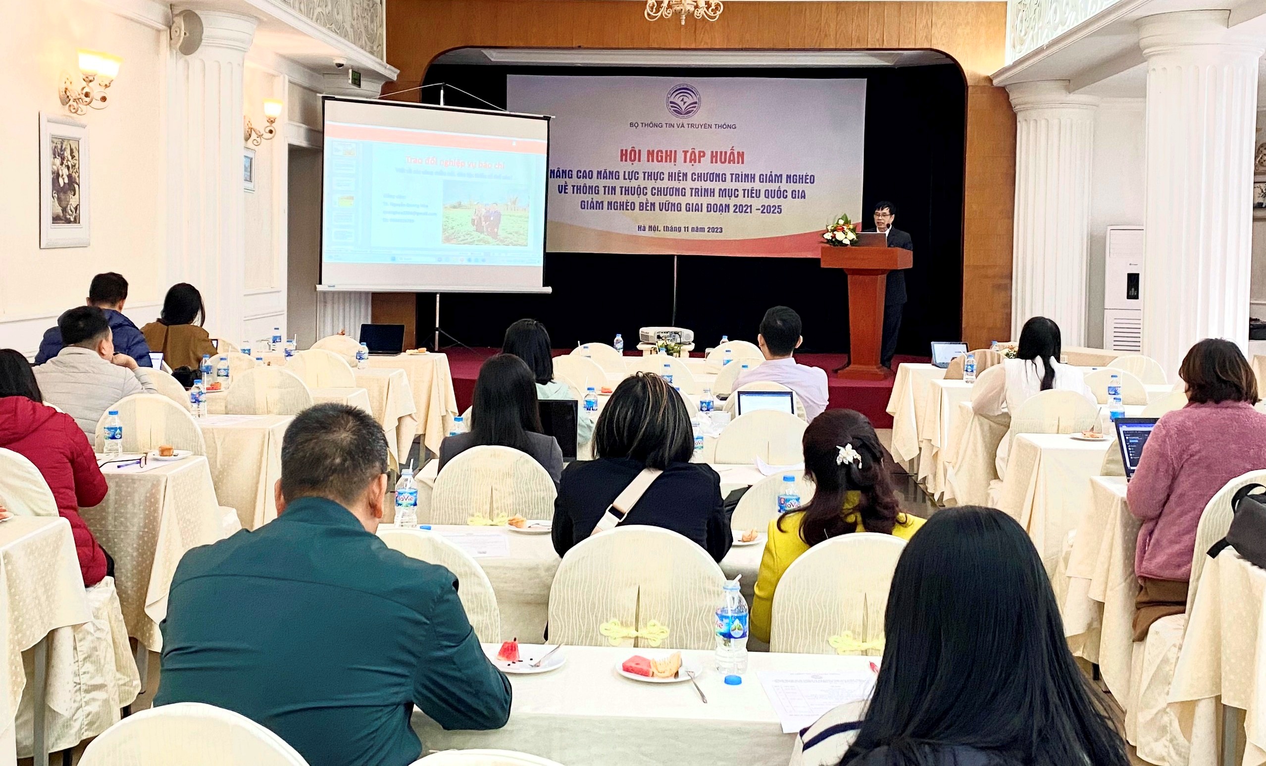 Nâng cao kĩ năng, năng lực thực hiện chương trình giảm nghèo về thông tin