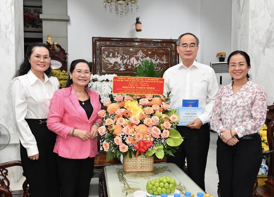 Lãnh đạo Thành ủy TP HCM thăm, chúc mừng các nhà giáo và gia đình nhà giáo tiêu biểu
