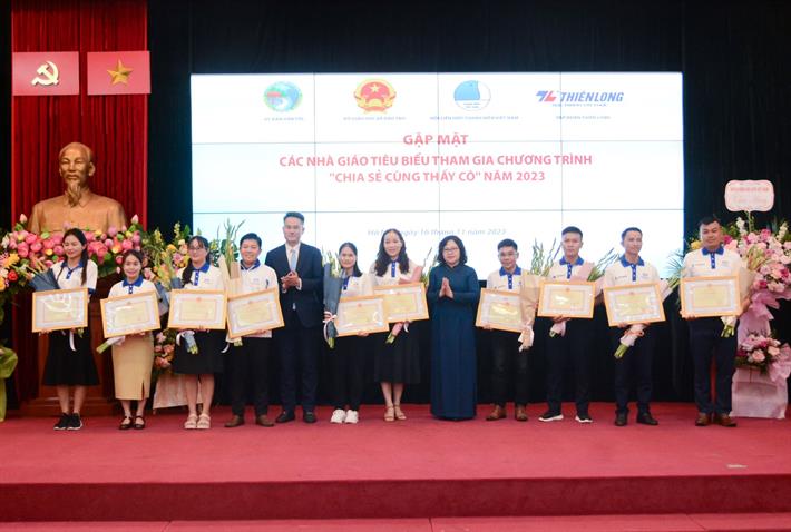 Trao tặng Bằng khen cho 58 nhà giáo tiêu biểu