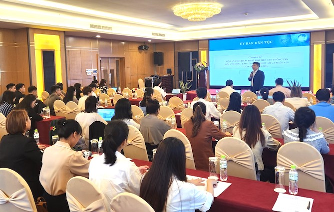Nâng cao kỹ năng thực hiện Chương trình giảm nghèo về thông tin