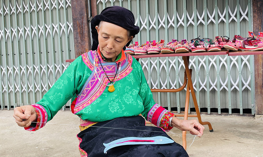 Sự tinh tế trong nghề thêu giày truyền thống của người Xạ Phang