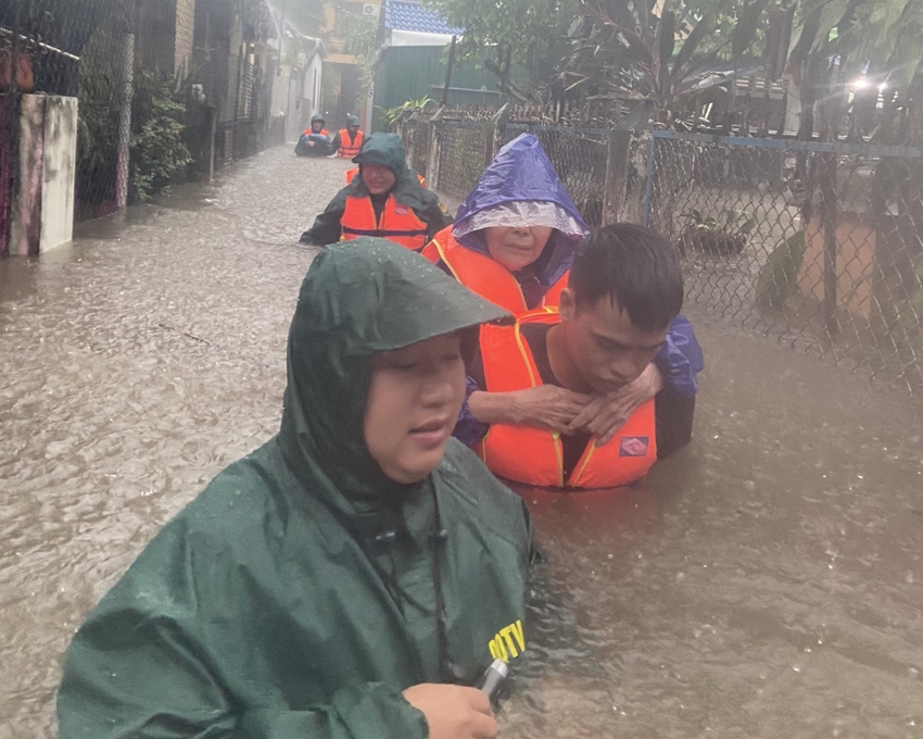 Bảo đảm an toàn tính mạng cho người dân vùng mưa lũ