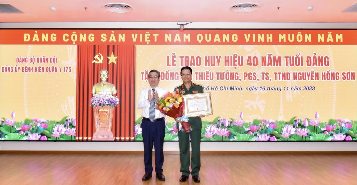 Trao Huy hiệu 40 năm tuổi Đảng cho Thiếu tướng Nguyễn Hồng Sơn