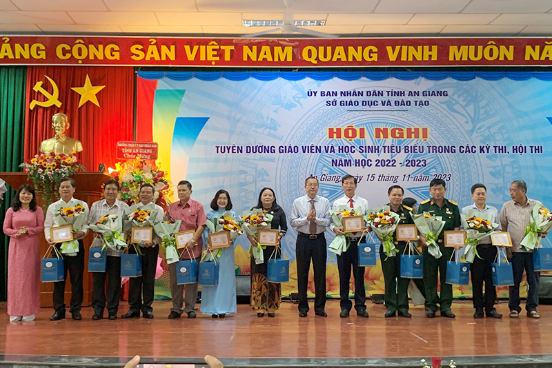 An Giang Tuyên dương 118 học sinh và 95 giáo viên tiêu biểu