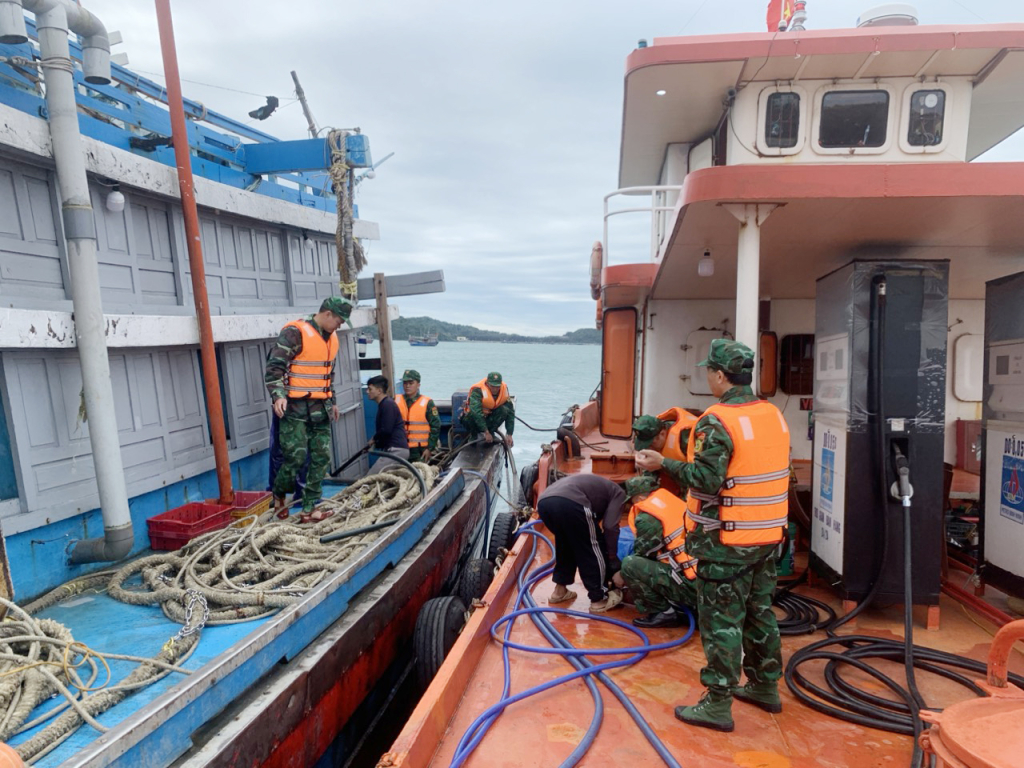 Kịp thời cứu hộ tàu cá cùng 11 thuyền viên gặp nạn