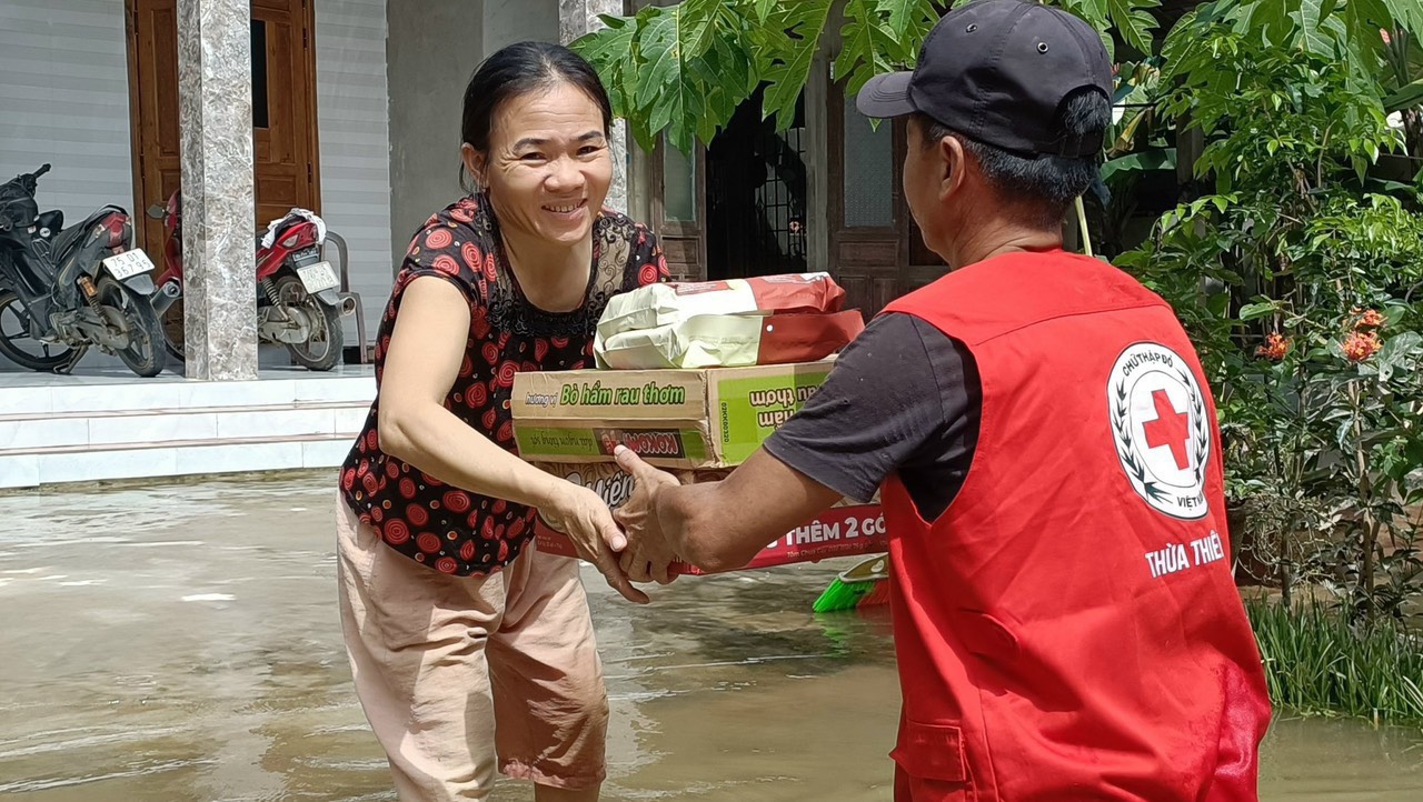Hỗ trợ 200 thùng hàng và tiền cho người dân Thừa Thiên Huế bị ảnh hưởng mưa lũ