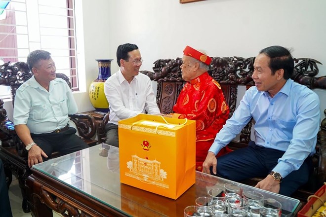 Trình Chủ tịch nước tặng quà người có công dịp Tết Nguyên đán Giáp Thìn