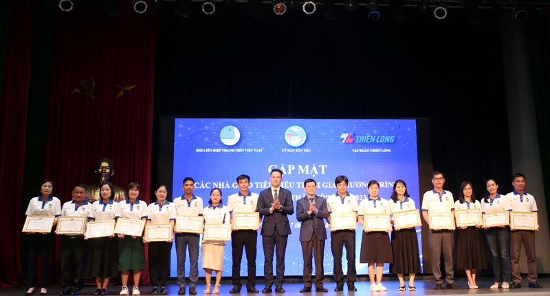 Các thầy cô đã tô thêm bức tranh tươi đẹp ở vùng đồng bào dân tộc thiểu số