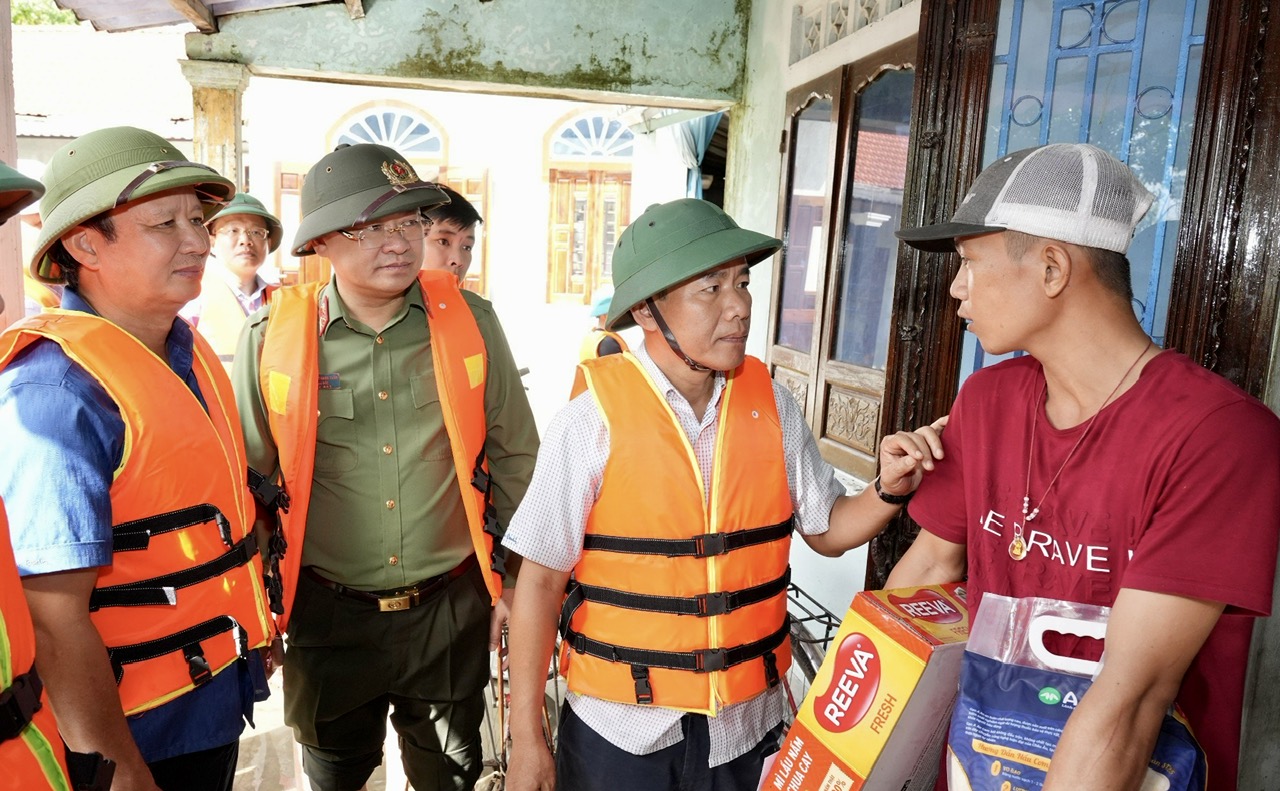 Lãnh đạo Thừa Thiên Huế thăm hỏi, chỉ đạo khắc phục hậu quả vùng “rốn lũ”