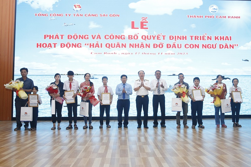 Tổng công ty Tân Cảng Sài Gòn nhận đỡ đầu con ngư dân tại Khánh Hòa