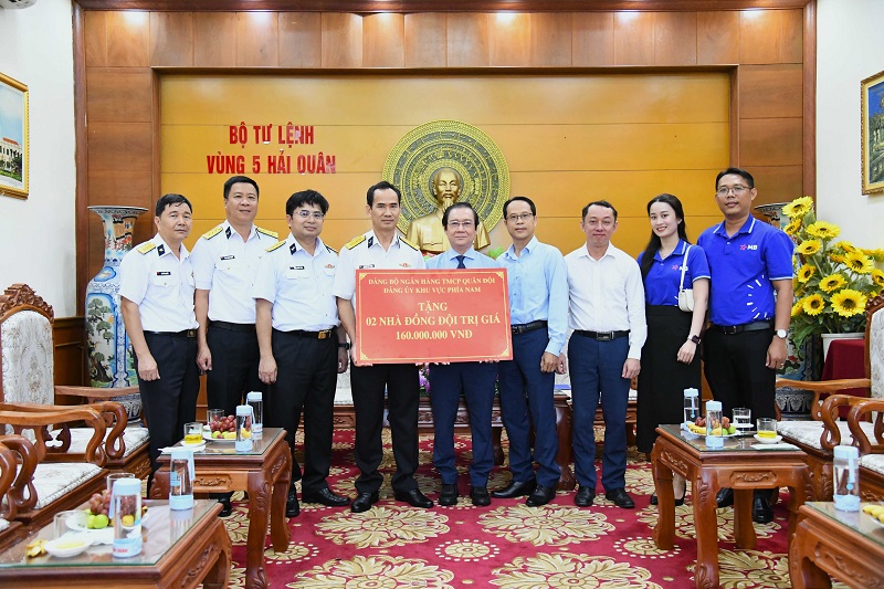 Ngân hàng Thương mại cổ phần Quân đội trao tặng Vùng 5 Hải quân 2 căn “Nhà đồng đội”