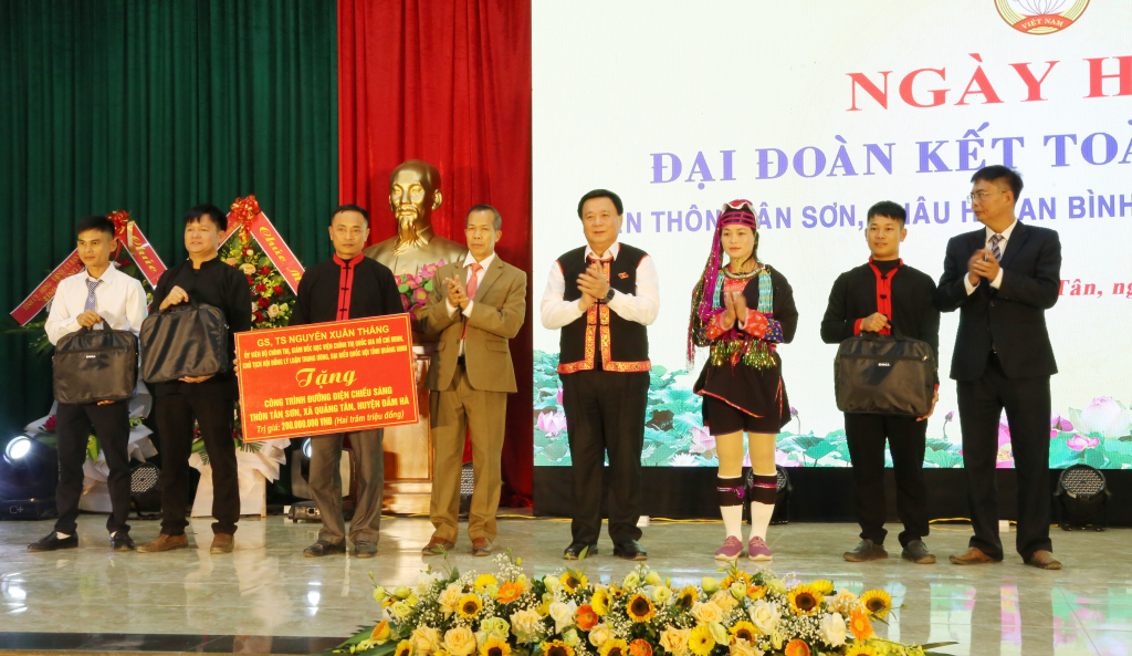 Đồng chí Nguyễn Xuân Thắng dự Ngày hội Đại đoàn kết toàn dân tộc tại Quảng Ninh