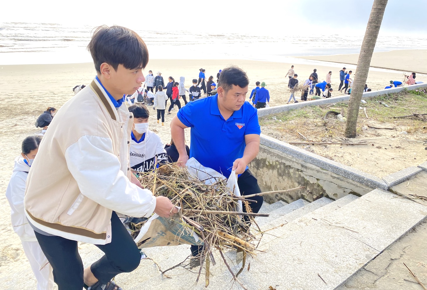 Gần 2 000 đoàn viên, thanh niên Đà Nẵng ra quân vệ sinh bãi biển sau mưa lũ
