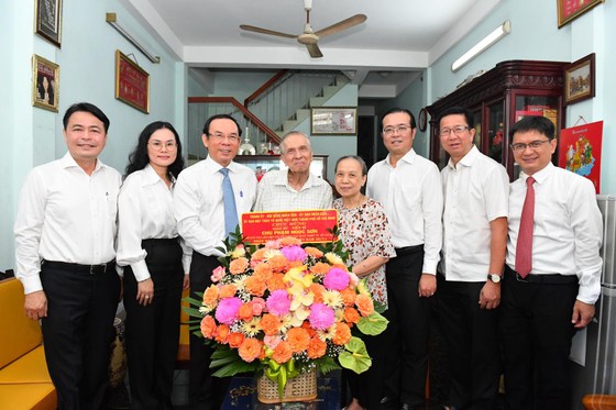 Bí thư Thành ủy TP Hồ Chí Minh thăm, chúc mừng các nhà giáo tiêu biểu