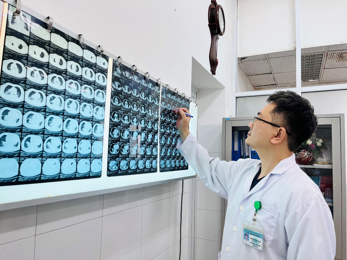 Bệnh viện Đà Nẵng Phẫu thuật thành công bướu giáp khổng lồ nằm sâu trong vùng ngực