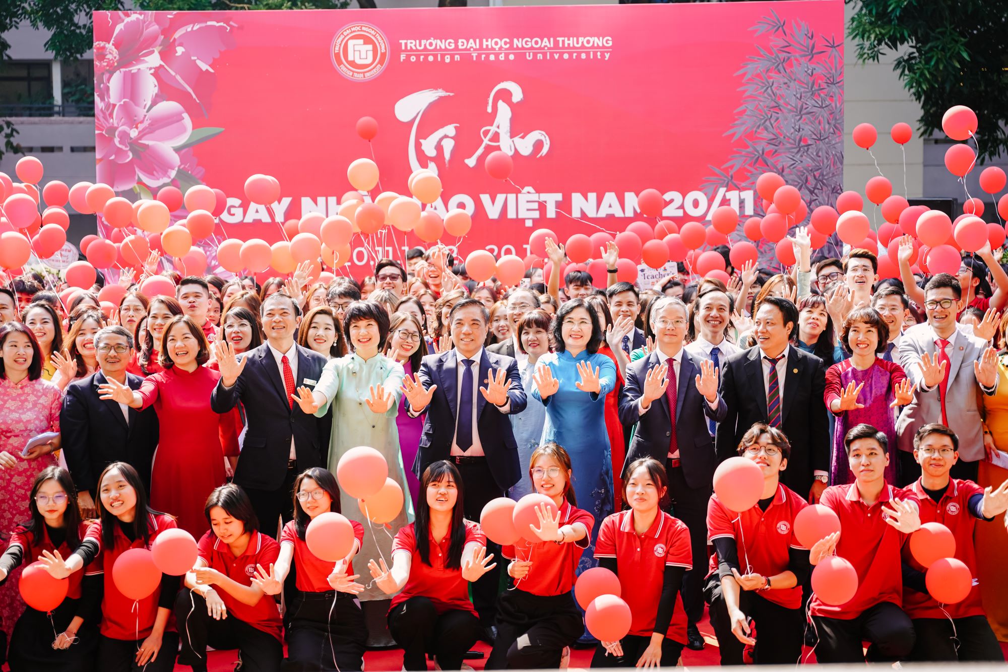 1000 cán bộ giảng viên, sinh viên ĐH Ngoại thương hòa ca chào mừng ngày Nhà giáo Việt Nam