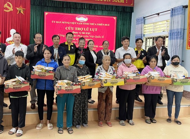Cứu trợ bà con Phú Lương và Phú Đa, Phú Vang, Thừa Thiên Huế bị ngập nặng