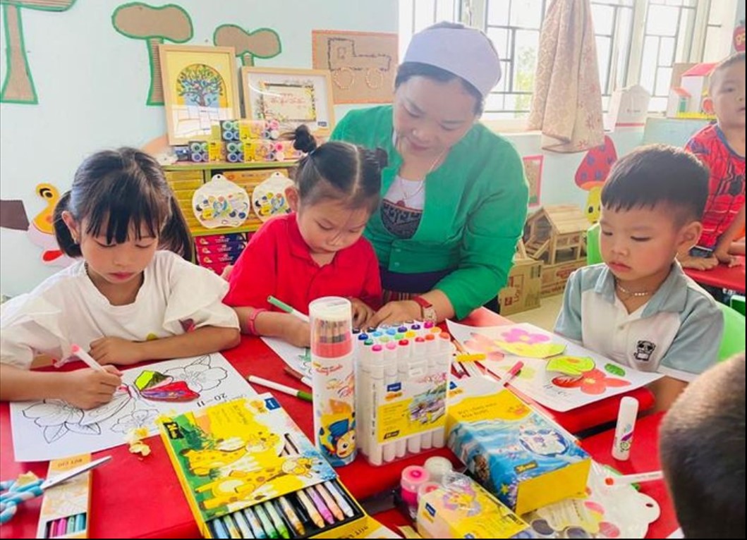 Cô giáo bán bò mua thuyền chở học sinh đến trường