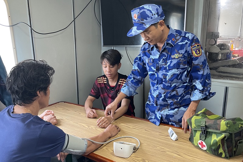 Đưa 14 ngư dân tàu cá bị nạn trên biển vào đất liền