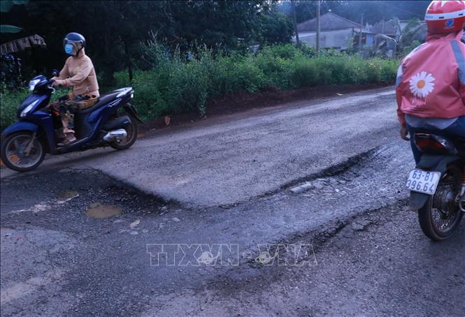 Người dân Bình Phước bất an khi đi qua đoạn đường nhiều ổ voi, ổ gà