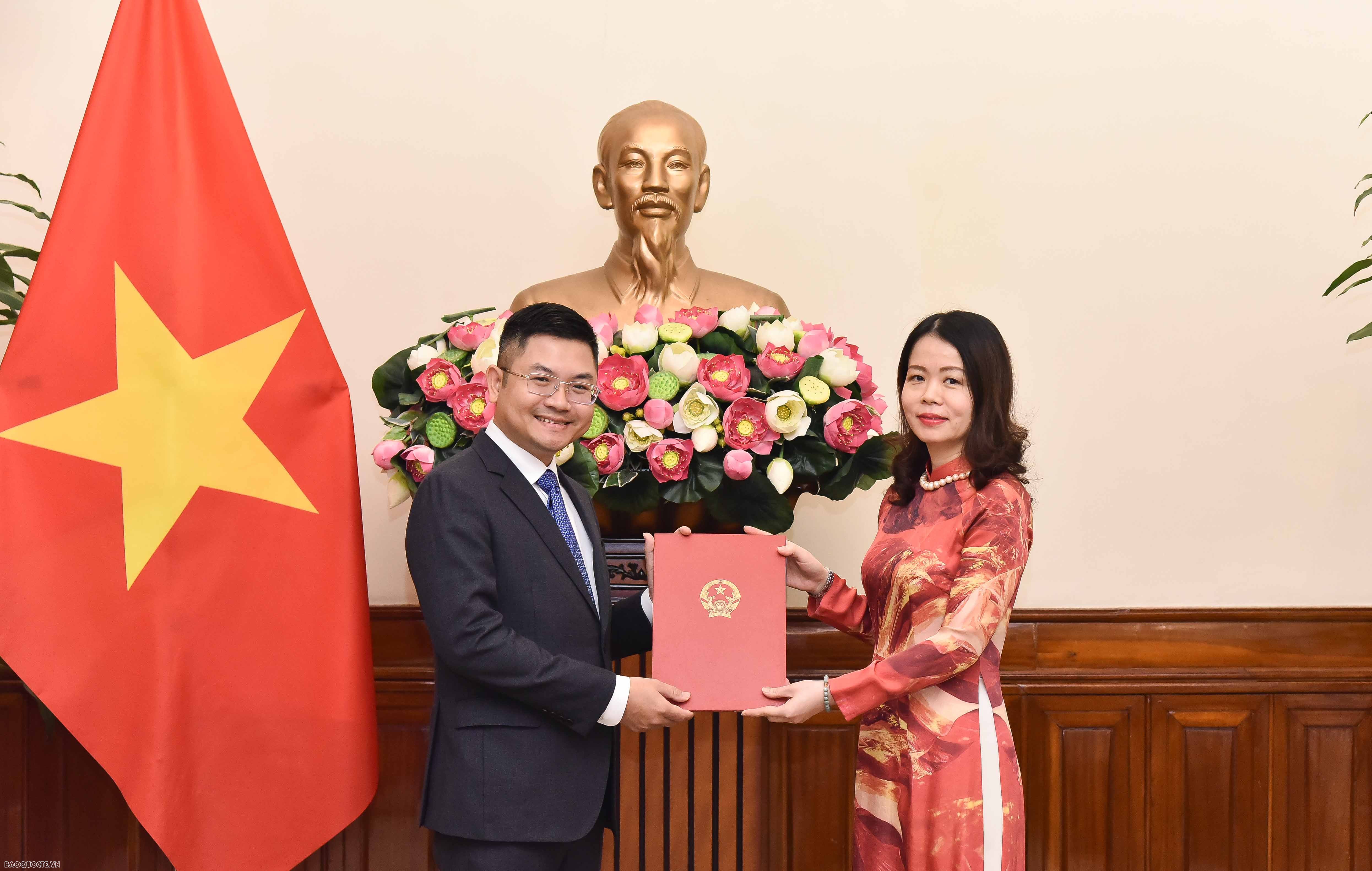Ngành Ngoại giao trao quyết định điều động và bổ nhiệm 4 lãnh đạo cấp Vụ
