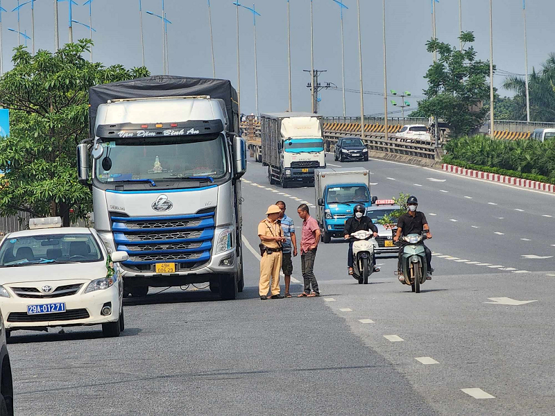 Hà Nội Tuyên truyền trực tiếp an toàn giao thông với tài xế xe tải trên quốc lộ 5