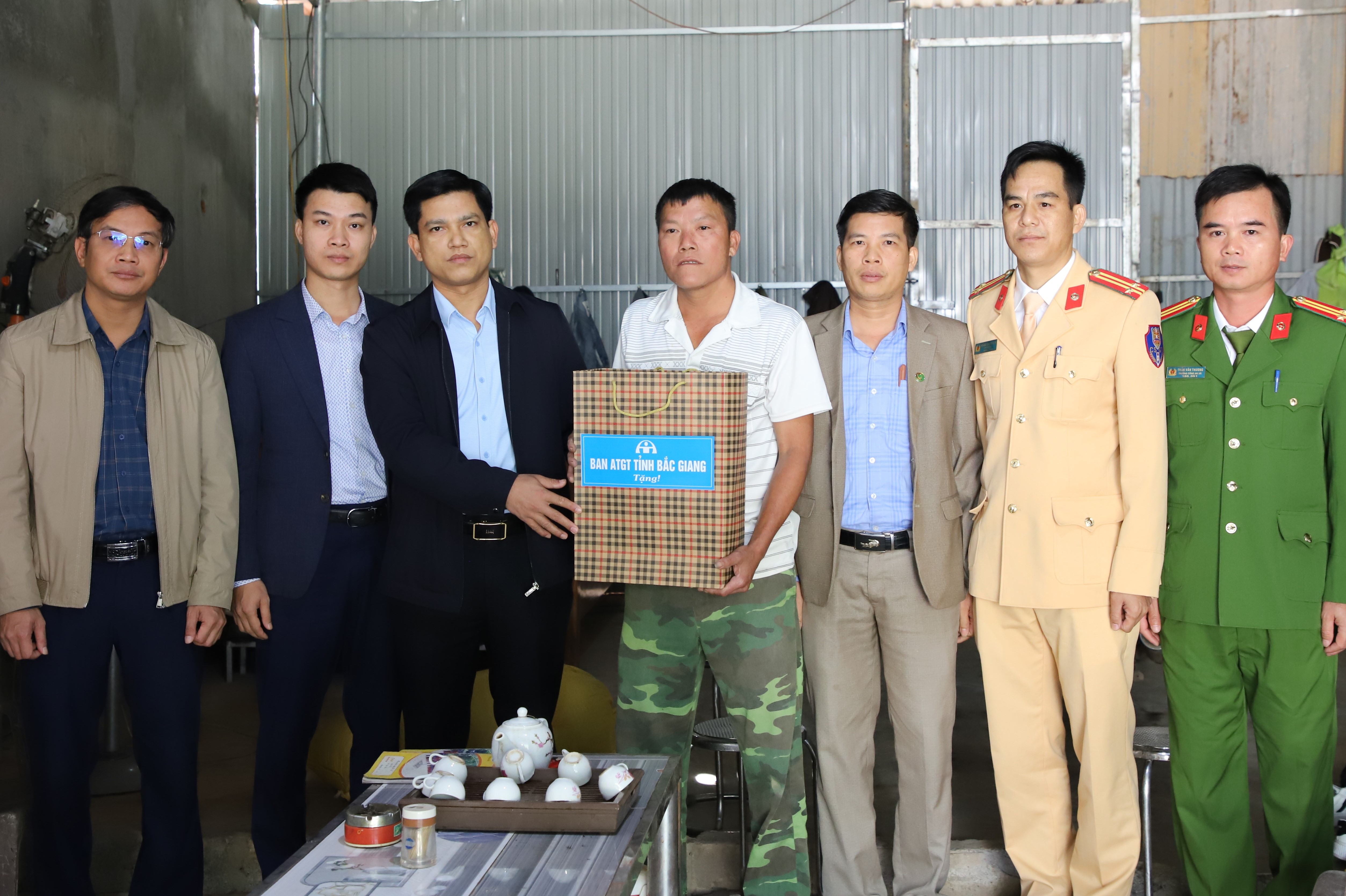 Bắc Giang Thăm hỏi các gia đình có người thân mất vì tai nạn giao thông