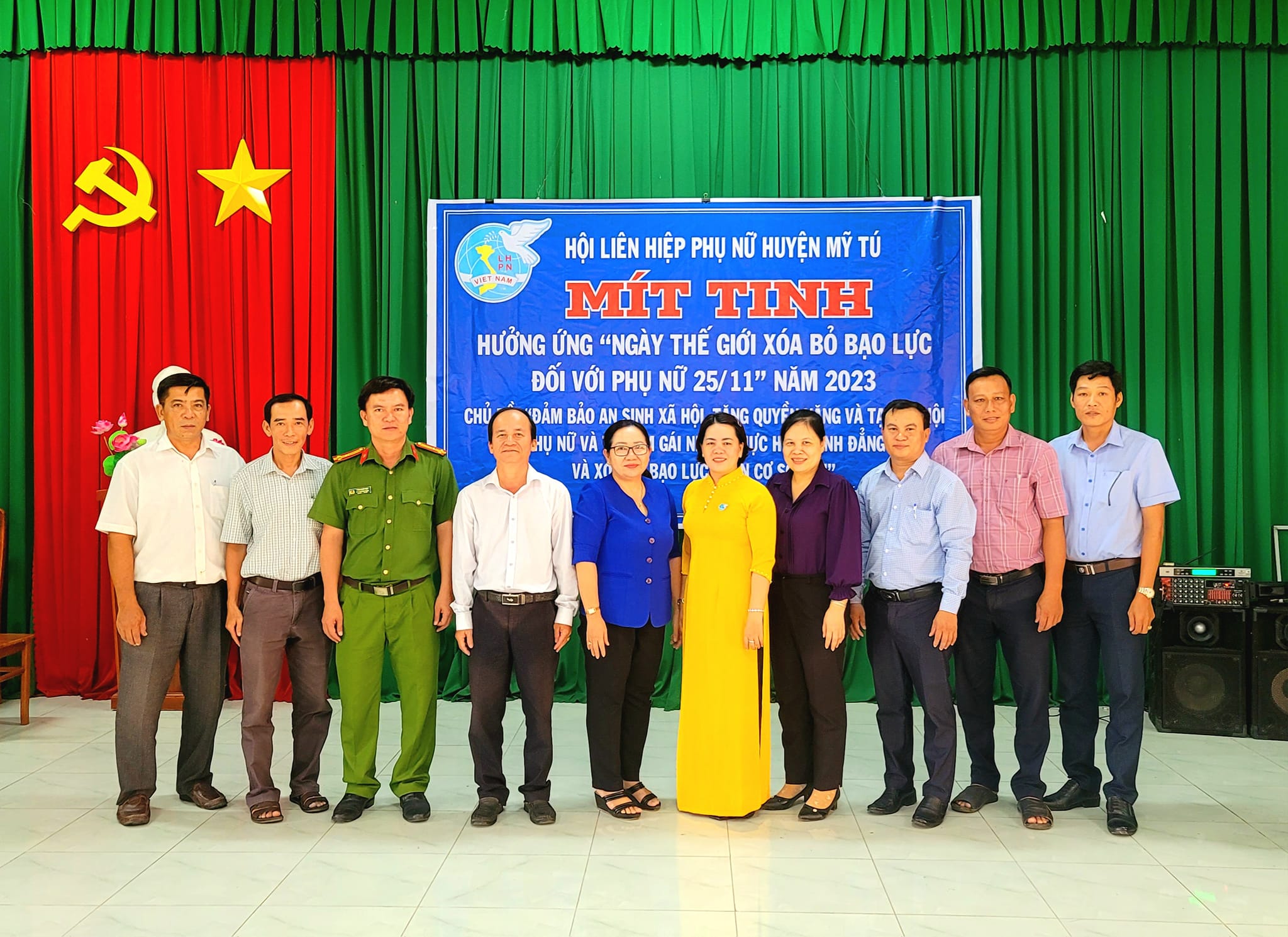 Mít tinh hưởng ứng ngày xóa bỏ bạo lực đối với phụ nữ