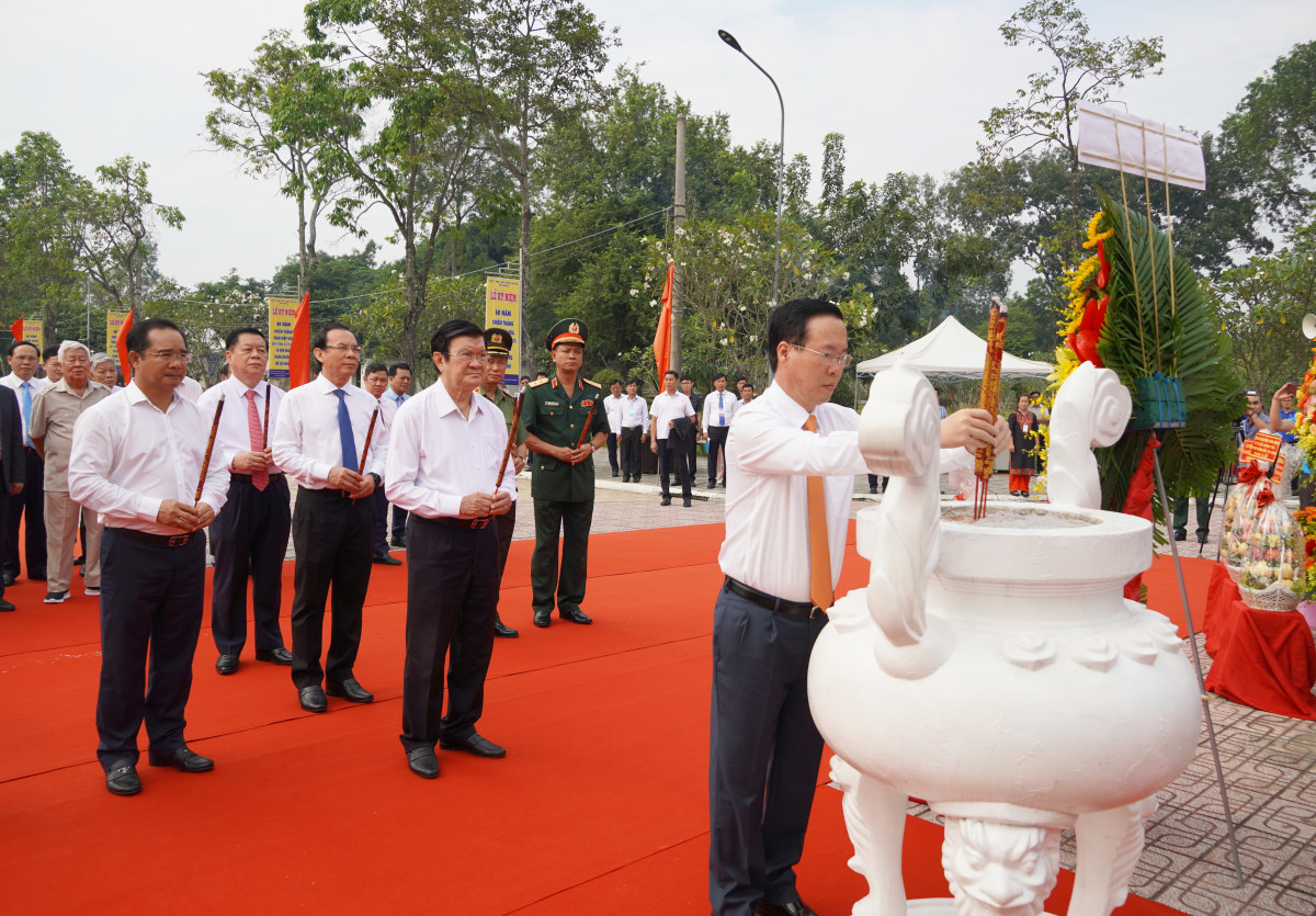 Chủ tịch nước Võ Văn Thưởng dâng hương tưởng niệm đồng chí Võ Văn Tần