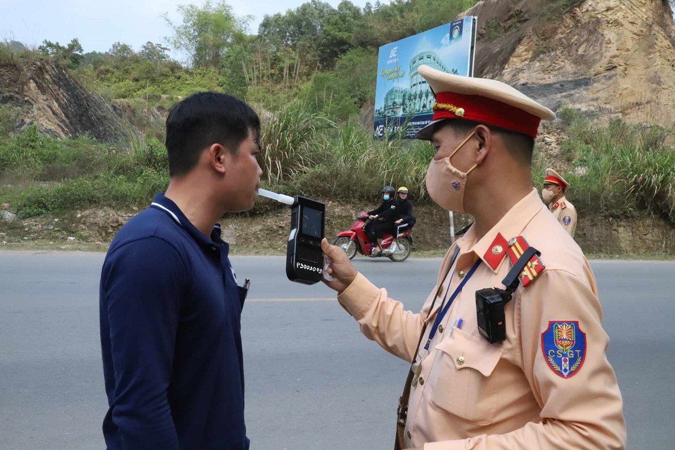Hòa Bình Thực hiện quyết liệt các giải pháp đảm bảo trật tự ATGT những tháng cuối năm