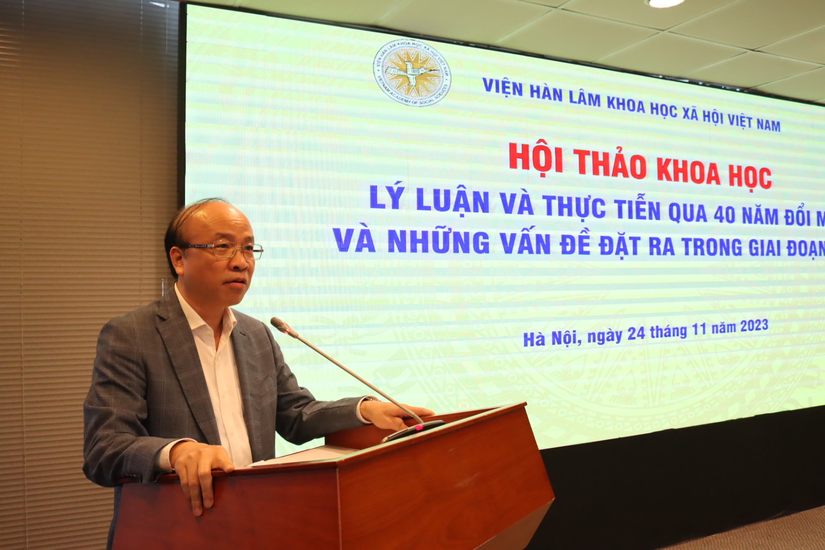 Lý luận và thực tiễn qua 40 năm đổi mới và những vấn đề đặt ra trong giai đoạn mới